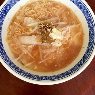 白菜とモヤシと辛子高菜のサッポロ一番みそラーメン。